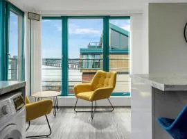 PENTHOUSE - Invoice and REDUCED PRICES only via SUNRISE SHORT LETS DUNDEE, Spacious, Stunning Views, Foosball Table, Central, River Front, V&A, Train Station, City Centre, Lift Access, Free Parking & WiFi and ONLY 3 Mins to STANNERGATE Ports
