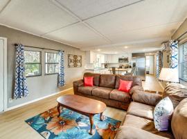 Home 2 Mi to Cedar Creek Lake Bring Your Pets!, hotelli kohteessa Malakoff