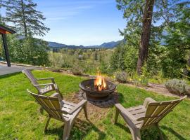 Hike, Fish, Hunt and Ski Secluded Cascades Cabin!: Randle şehrinde bir otel