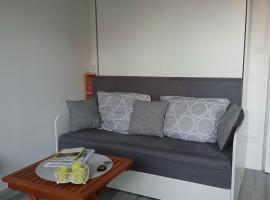 STUDIO COSY avec JARDINET, Hotel in Varaville