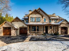 1 Mi to Metra Estate with Theater, Game Room and More, hotel in Northbrook