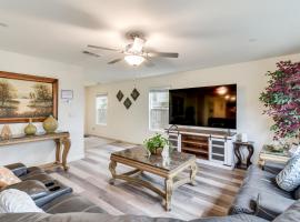 Pool Table and Patio! Spacious Merced Getaway, hotel en Merced