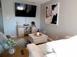 Cozy Queen bed Retreat near the Mall!