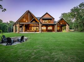 26 Acres and Hot Tub! Luxury Monkey Island Retreat, hótel í Afton