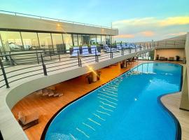 Sky Moon - Lujo de Estreno en Equipetrol - Rooftop Pool, Hotel in Santa Cruz de la Sierra