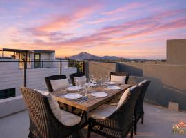 Scottsdale 3BR with Private XL Rooftop, 2Car Garage, Heated Pool & Hot Tub, EV L2, 12min to Airport, Cottage in Scottsdale