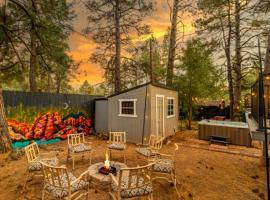 Outdoor Oasis, HotTub, Fenced, Firepit & PineTrees, hotel di Mountainaire