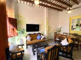 Your own 3BR Colonial Casa with Jacuzzi at Centro