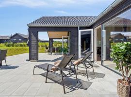 Cozy Home In R&oslash;dby With Sauna, hotel de luxe a R&oslash;dby