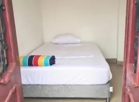 Cama nueva doble con balcón cerca del parque principal