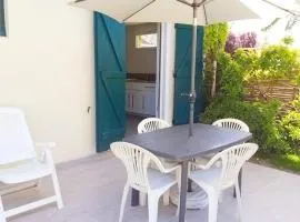 Gîte confortable avec terrasse à Saint-Julien-en-Born - API-1-52-527
