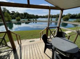 Chalet Confort 4 Pers avec Terrasse - API-1-52-866, hotel i Lamontjoie