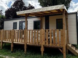 Mobil-home 34m² avec terrasse pour 6 pers., Charlieu - API-1-52-1199, hotel di Charlieu