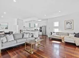 Manly Oasis 5BR - 3 King Beds, Pool, BBQ
