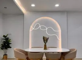 现代极简奶油风设计民宿 Parit Raja