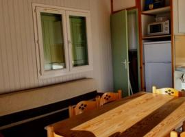 Chalet confortable avec terrasse, idéal pour 6 personnes - API-1-52-1520, Hotel in Baudreix