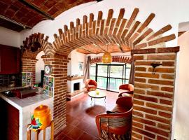 Ajijic Centro with lakeview terrace, AC & walkable – hotel w mieście Ajijic