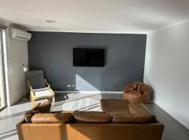 Modern 3 bed 2 bath house, parking and outdoor space