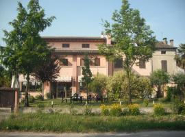 Albergo Ristorante Al Pesce D'Oro, hotel v destinaci Gazoldo degli Ippoliti