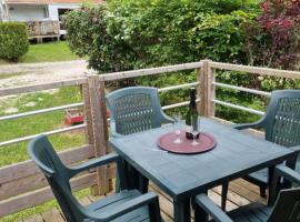 Mobil home spacieux avec terrasse à Nibelle - API-1-52-1565, Hotel in Nibelle