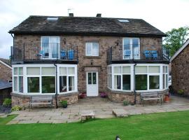 Shallcross Hall Cottages - Combs, Hotel in Taxal