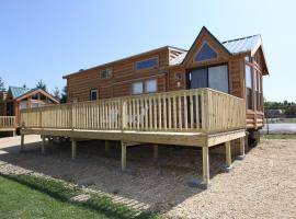 Lakeland RV Campground Loft Cabin 1, feriepark i Edgerton