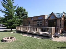 Lakeland RV Campground Deluxe Loft Cabin 11, feriepark i Edgerton