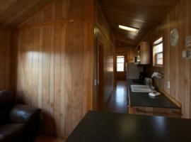 Arrowhead Camping Resort Deluxe Cabin 14، منتزه عطلات في Douglas Center