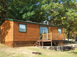 Arrowhead Camping Resort Park Model 10, hotell i Douglas Center