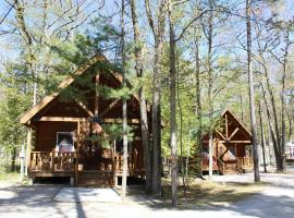 Tranquil Timbers Deluxe Cabin 6, resort village in Sturgeon Bay