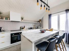 Artos Stays-Modernised Victorian Masterpiece with City View Sunroom!, hótel í Melbourne