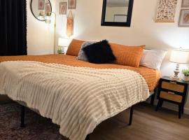 Small Town Pearl l Charming & Cozy 2 Level Suite Near Red Deer l Yard & BBQ, hotel a Penhold