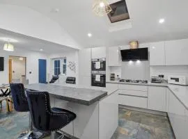 Spacious Modern 4BR Home 2 Luxury Bathrooms Private Parking Near M54, M6, JLR & WV1