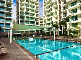 Redsearent suite with pool view