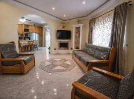 Short Holiday minutes walk to the sea fully air conditioned