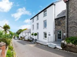 First-Floor Georgian Apartment with Terrace and Sea Views in Boscastle