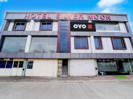 Viesnīca SPOT ON Hotel Silver Moon pilsētā Akolia