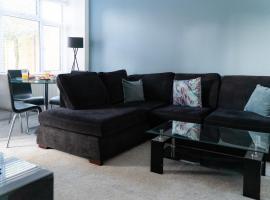 Spacious and Comfortable - 5 Bedroom Home、ケタリングのホテル