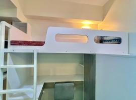 Condo Share in Katipunan - Loft Bed, Spacious Storage, WiFi, Pool, Gym, Sauna, Balcony, hotel i Manila