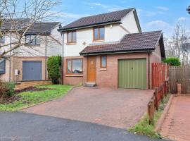 Stylish 3-Bed Home with Private Garden in Airdrie, Hotel in Airdrie