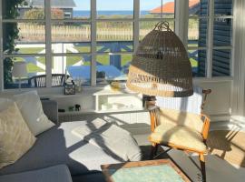 Original Wooden Summer House With Sea View, hotel en Allingåbro