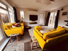 2-Bed Coastal Haven with Private Spa Pool & Tub, hotel na may mga hot tub sa Lowestoft