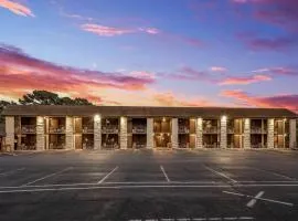 Stonegate Lodge Bed, WIFI, 50in Roku TV, Salt Water Pool Room #109