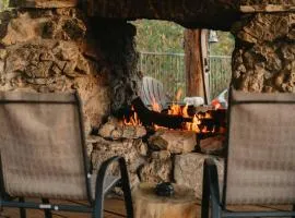 Stonegate Lodge Fire Pit 50in TV Salt Water Pool Fast Wi-Fi Room #301