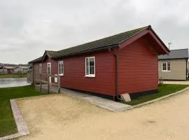 Lakeside Escape, The Bay, lake view, 2 bedrooms with ensuites, parking bay, 1 small dog welcome