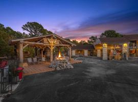 Stonegate Lodge Bear's Den Kitchen, Pool, Firepit, WIFI ,Smart TVs, cabană din Eureka Springs