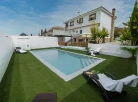 Magnificent villa: 2 private pools, BBQ, garden & parking. 13 per. In Padul