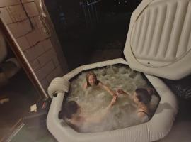 Căsuța din deal, hotel a Tranisu