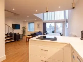 CITY CENTRE APARTMENT with Free Secure Underground Parking