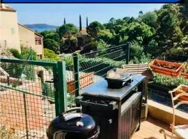 CAVALAIRE vue MER au loin MAISONNETTE TOUT ÉQUIPÉE POUR 4 PERSONNES AVEC PISCINE CLIM WIFI VÉLOS TV BARBECUES